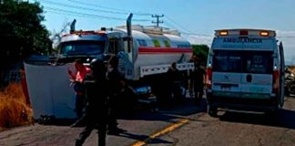 #VIDEO | Pareja muere tras brutal accidente entre auto y pipa, en Buenavista