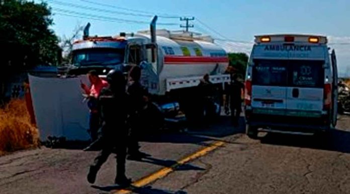 #VIDEO | Pareja muere tras brutal accidente entre auto y pipa, en Buenavista