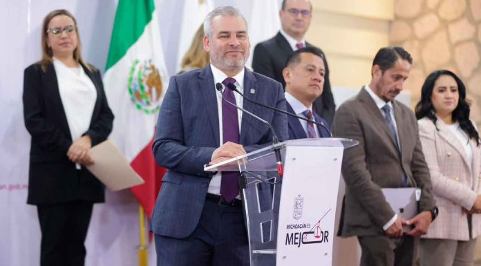 Ayuntamientos, omisos para regular giros rojos y negros: Bedolla