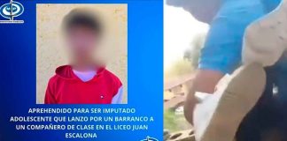 #VIDEO | Grupo de estudiantes sujetan a otro por los pies y lo dejan caer a un barranco; hay un detenido