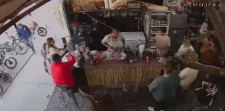 #VIDEO | #México: Ataque armado en marisquería deja a un hombre y un adolescente sin vida; además de 8 heridos