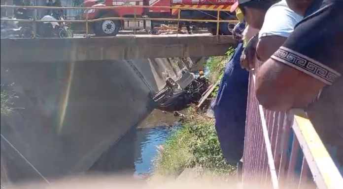 #VIDEOS | Conductor de camioneta sufre infarto y se precipita a canal de aguas negras en LC