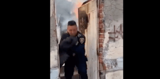 #VIDEO | #México: ¡Héroe! Policía saca de entre las llamas a una niña