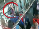 #VIDEO | #EnMéxico: Ladrón roba a pasajero de transporte público desde afuera de la unidad