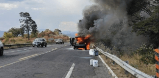 Se incendian dos vehículos en distintas carreteras de Michoacán