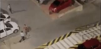 #Video // Sujeto desnudo bajo efectos de drogas corretea a vigilantes de unidad residencial