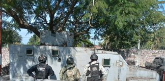 Fuerzas estatales y federales aseguran un vehículo con blindaje artesanal en Apatzingán