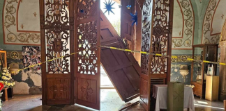 Un hombre estrella su camioneta contra las puertas de una iglesia en municipio michoacano; así recibió el 2025