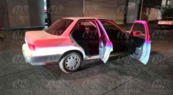 Delincuentes roban auto para después apoderarse por la fuerza de una camioneta, en Uruapan