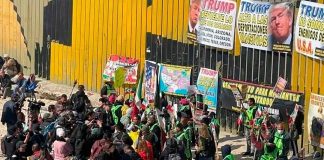 #VIDEO | Defensores de migrantes protestan en muro fronterizo y golpean piñata de Trump
