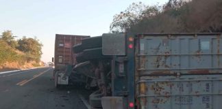 Vuelca remolque de trailer en la autopista Siglo XXI, no hay heridos