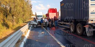 #VIDEO | Ocupantes de auto y tráiler sobreviven de milagro tras aparatoso choque en la Siglo XXI