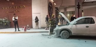 #Imágenes #Urgente | Reportan incendio de camioneta frente a restaurante de Las Américas en Morelia