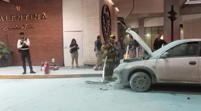 #Imágenes #Urgente | Reportan incendio de camioneta frente a restaurante de Las Américas en Morelia