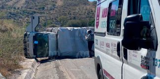 Vuelca camión de carga en la Morelia-Salamanca