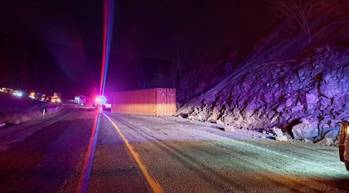 #VIDEO | Contenedor remolcado se “zafa” de tractocamión y queda obstruyendo la vialidad en la Siglo XXI