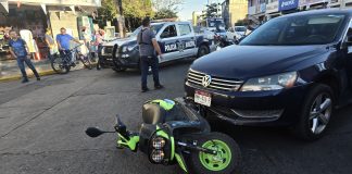 Pareja de motociclistas resulta herida al ser impactada por un automóvil