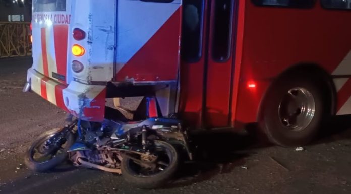 #VIDEO | Motociclista muere al chocar contra camión de Villa Magna al poniente de Morelia