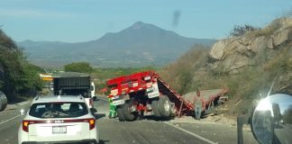 #VIDEOS | Plataforma se desprende de tráiler y rollo metálico que trasladaba termina obstruyendo la autopista Siglo XXI