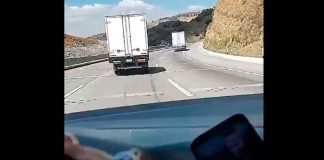 #VIDEO | #EnMéxico: Tráiler sin frenos impacta automóvil en plena autopista