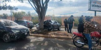 #Accidente #Imágenes | Auto choca contra árbol en la Av. Francisco J. Múgica de Morelia