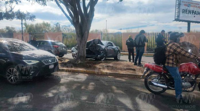 #Accidente #Imágenes | Auto choca contra árbol en la Av. Francisco J. Múgica de Morelia