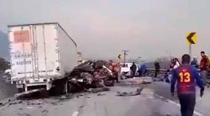 #VIDEO | #México: Fuerte accidente entre dos tráileres y varios autos deja al menos 8 heridos