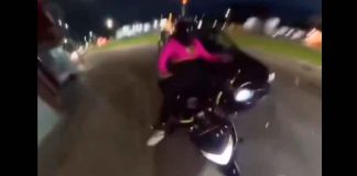 #VIDEO | ¿Quién tuvo la culpa? Chica en moto graba cómo se accidenta en choque contra un auto