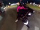 #VIDEO | ¿Quién tuvo la culpa? Chica en moto graba cómo se accidenta en choque contra un auto