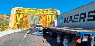 #VIDEO | Cae rollo metálico de plataforma y genera caos vehicular en la Siglo XXI
