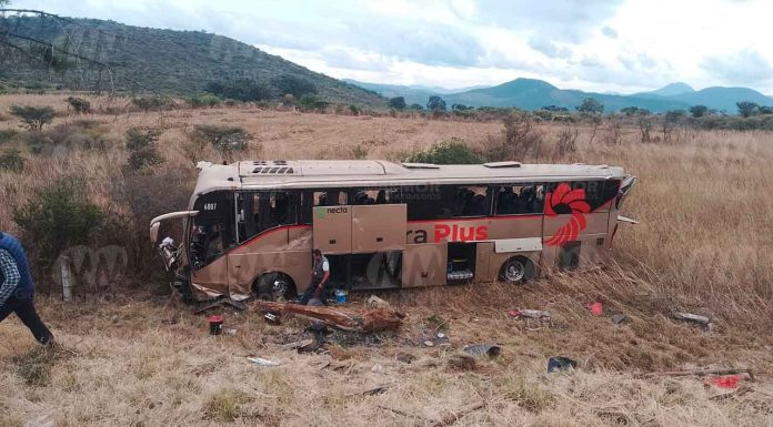 #Imágenes | Volcadura de autobús deja 1 muerto y 19 heridos en la México-Guadalajara