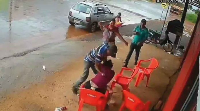 #VIDEO | Hombre acuchilla en la cabeza a su pareja a la vista de sus hijos #Internacional