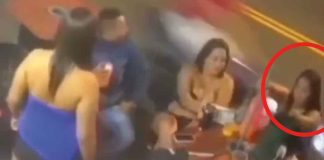 #VIDEO #Viral | Mujer es arrollada por un motociclista sin control mientras cenaba con amigos