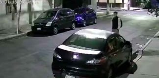 #VIDEO | Joven estudiante es brutalmente golpeado por tres sujetos durante asalto; le quitaron un celular y dinero