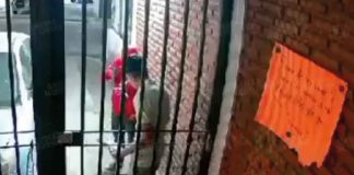 #VIDEO| Motoasaltantes despojan de sus pertenencias a estudiante en la puerta de su casa