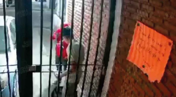 #VIDEO| Motoasaltantes despojan de sus pertenencias a estudiante en la puerta de su casa