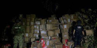 En Arteaga, SSP y Marina aseguran dos vehículos, equipo táctico y 850 cajas de calzado