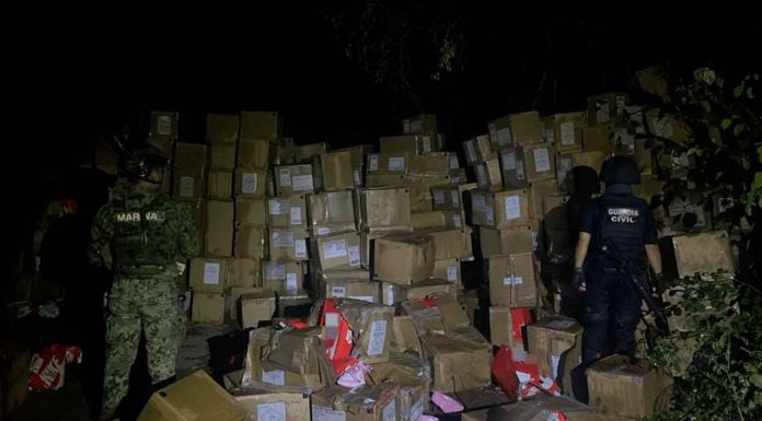 En Arteaga, SSP y Marina aseguran dos vehículos, equipo táctico y 850 cajas de calzado