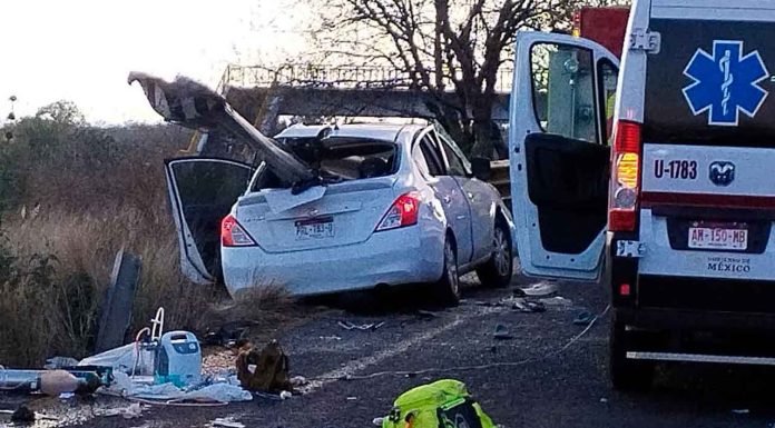 Auto choca contra contención metálica en la Morelia-Pátzcuaro; hay 1 muerto