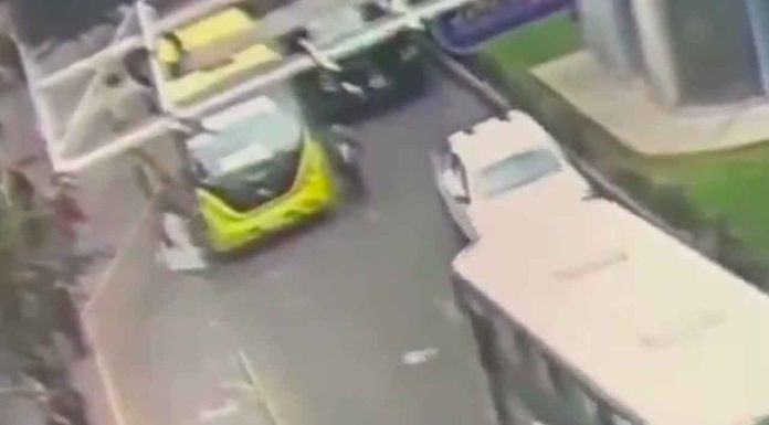 #VIDEO | Señora de la tercera edad es atropellada al intentar cruzar la calle