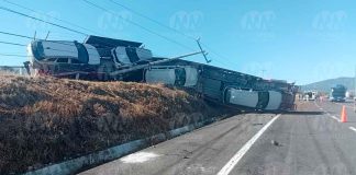 #VIDEO | Camión “nodriza” vuelca y derriba poste de CFE en la autopista Pátzcuaro – Copándaro