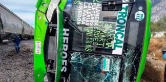 #VIDEO | Difunden video del momento exacto en que un autobús intenta ganarle paso al tren y termina siendo embestido