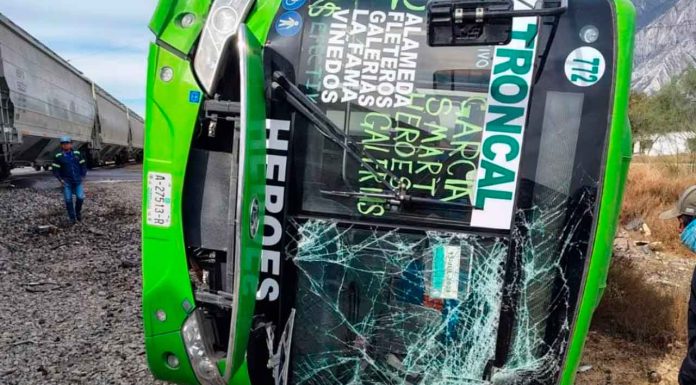 #VIDEO | Difunden video del momento exacto en que un autobús intenta ganarle paso al tren y termina siendo embestido