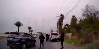#VIDEO | Policía ignora a familia que era perseguida en carretera por sujetos armados #México