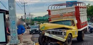 Camioneta choca contra poste del C5i en el periférico sur de Morelia