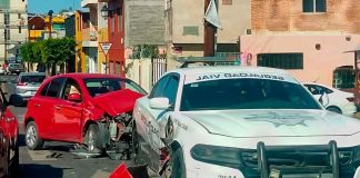 Ocurre choque entre auto y patrulla en la colonia Vasco de Quiroga, Morelia