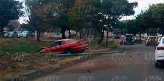 #Imágenes | Automovilista choca contra poste en el Periférico de Morelia frente a la Macropalza