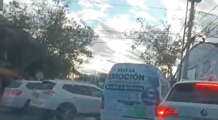 #VIDEO | Ocurre choque entre combi Ruta Amarilla y camioneta al sur de Morelia