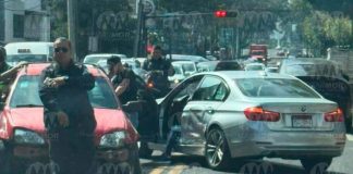 Ocurre choque entre 2 vehículos en la Calzada Ventura Puente de Morelia