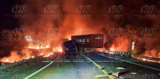 #Imágenes | Al menos un fallecido tras choque e incendio de tres tractocamiones, en la autopista Siglo XXI